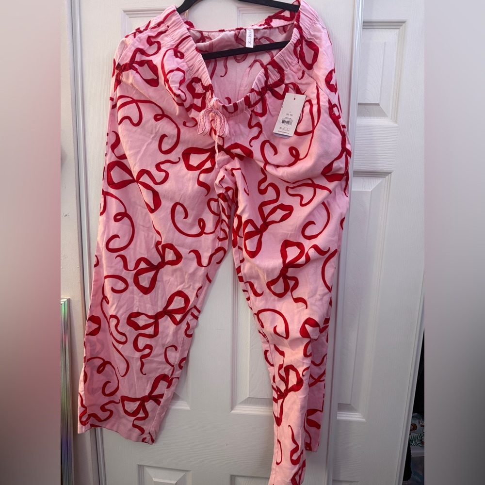 NWT WOMENS LARGE Pink Pajama Pants with Red Bow Print